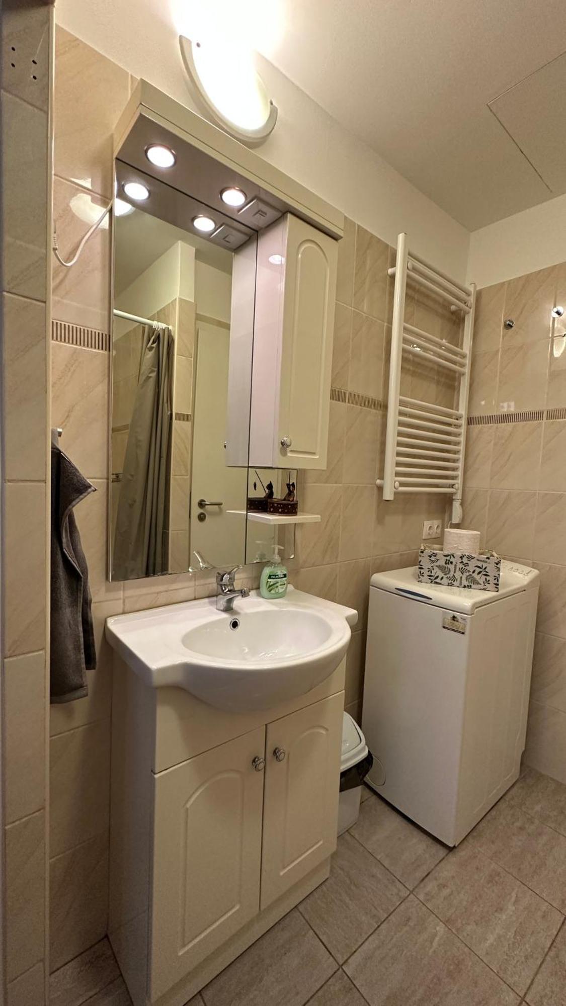 Juan Apartman *