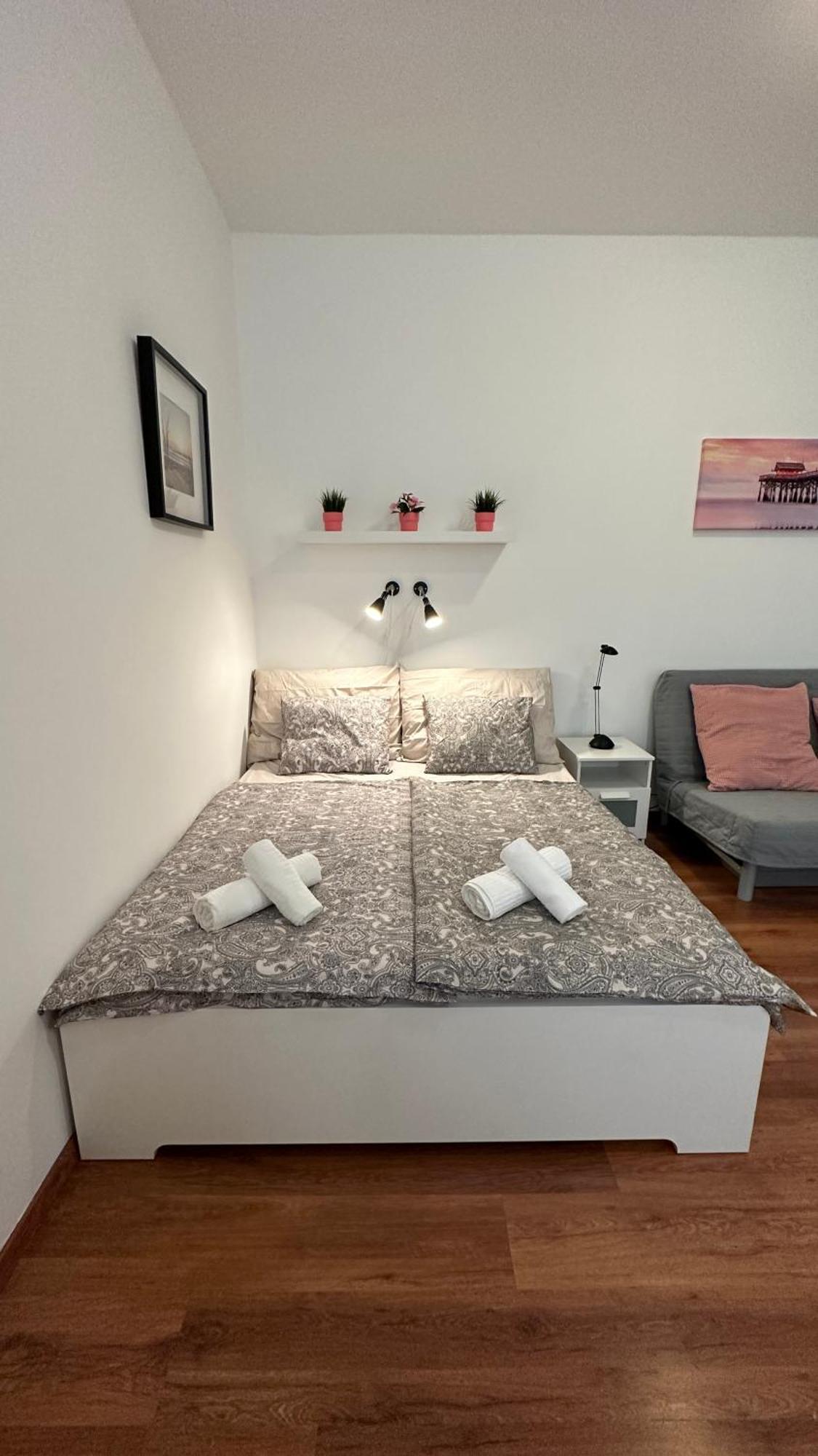 Juan Apartman *
